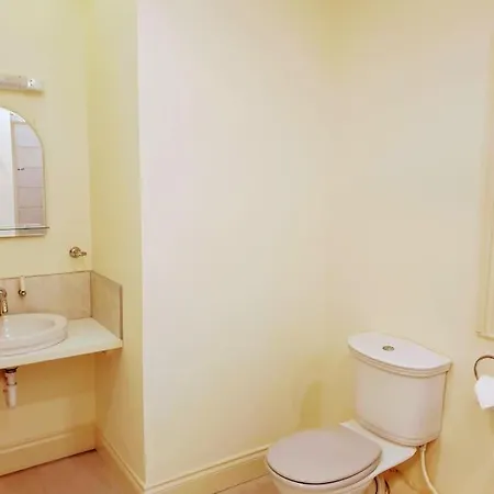 Period Set Within Equestrian Centre Βίλα *