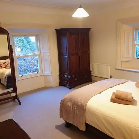 Villa Period Set Within Equestrian Centre Ashford
