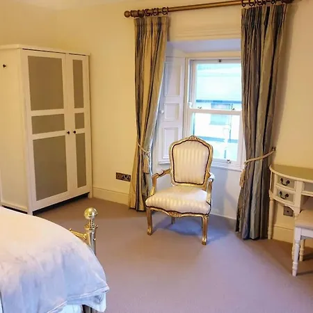 Βίλα Period Set Within Equestrian Centre *