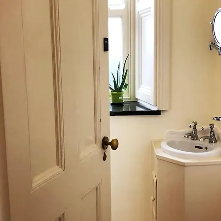 Βίλα Period Set Within Equestrian Centre Ashford