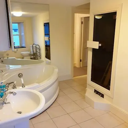 Βίλα Period Set Within Equestrian Centre Ashford