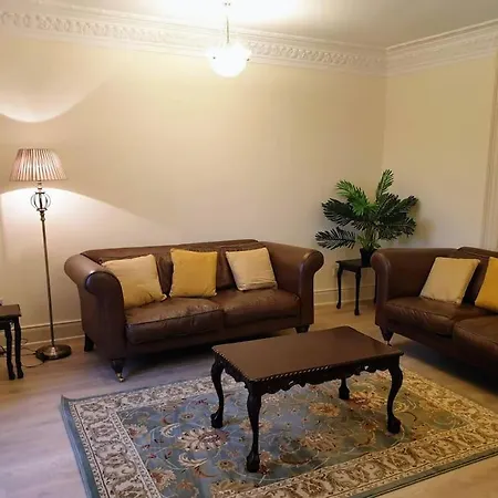 Βίλα Period Set Within Equestrian Centre