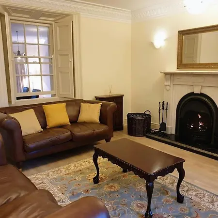 Βίλα Period Set Within Equestrian Centre *