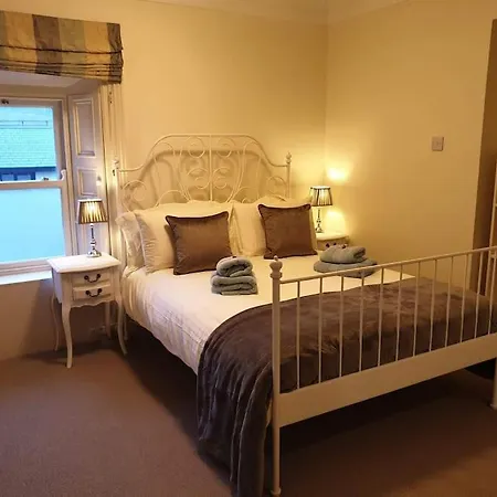 Βίλα Period Set Within Equestrian Centre Ashford