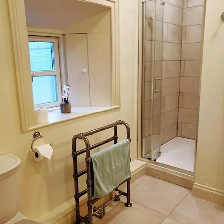 Βίλα Period Set Within Equestrian Centre Ashford